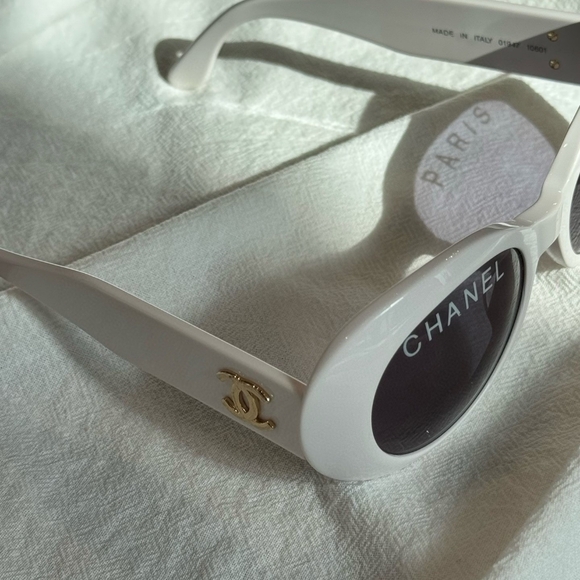 Auth Chanel Vintage White Oval Frame CC Sunglasses *For Small face frames*